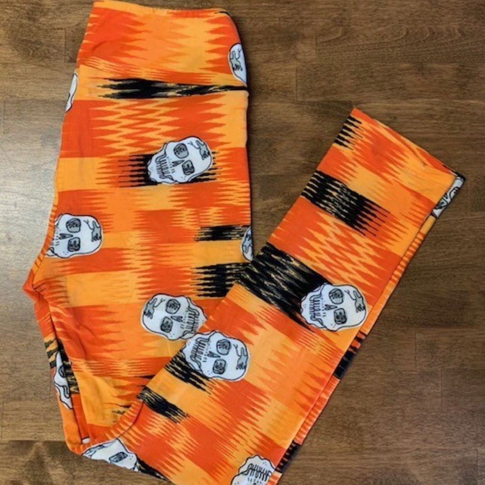 Lularoe OS Orange & Black skull leggings! 💀